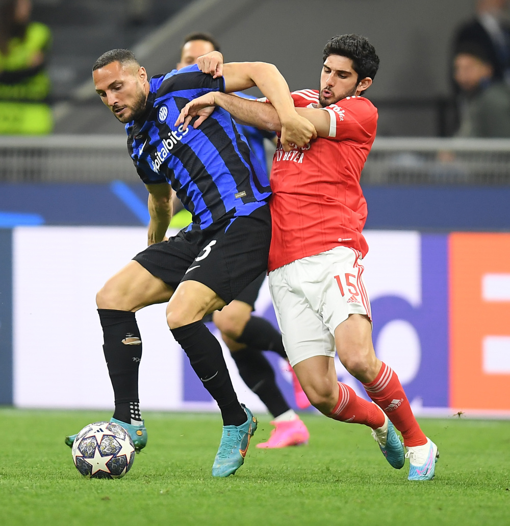 斯基拉：那不勒斯依然想租梅努，球员也想要获得更多出场机会