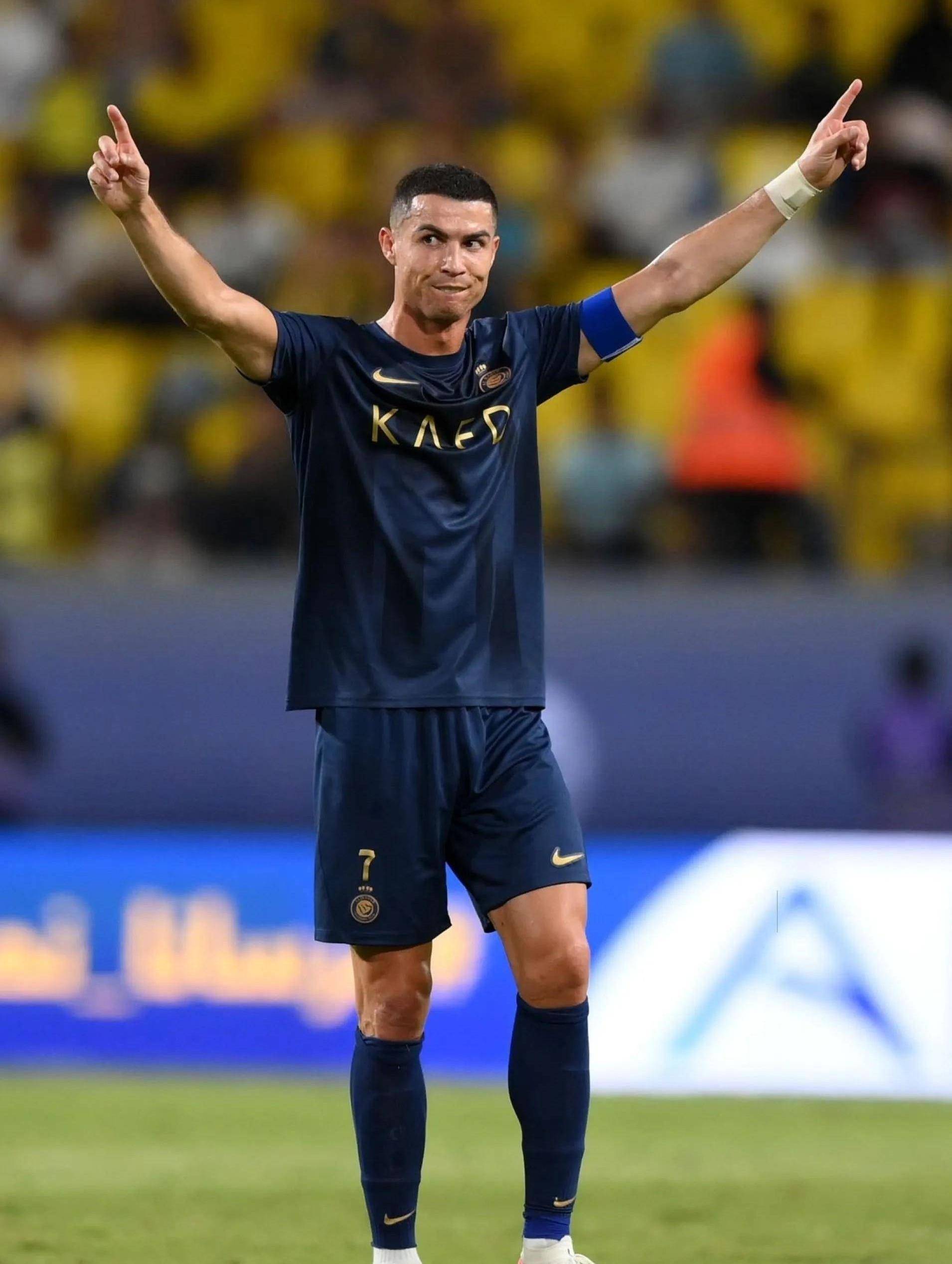 阿根廷国家队抵达安哥拉，大批球迷等候并高呼梅西名字