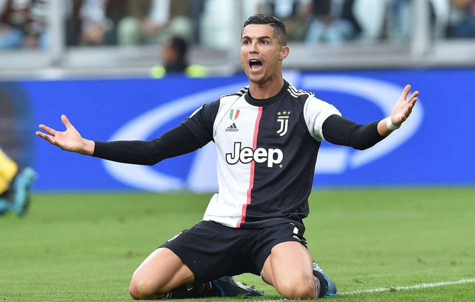 从手足无措到游刃有余，齐达内在公园学着踢毽子