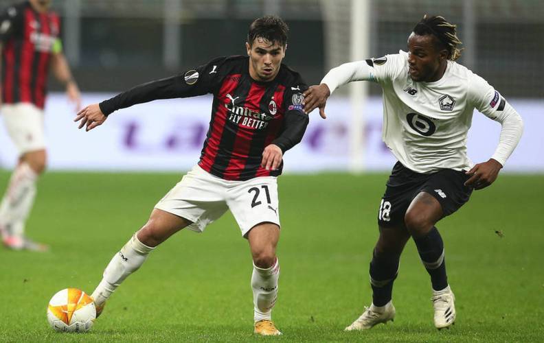 女生打高尔夫打中野鸭，鸭在湖中走，高尔夫从天上来